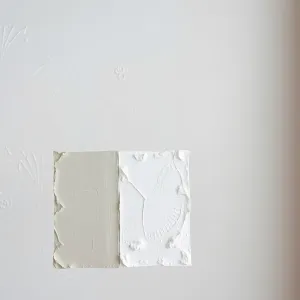 Farba, tapeta czy tynk dekoracyjny? Porównanie rozwiązań na ściany